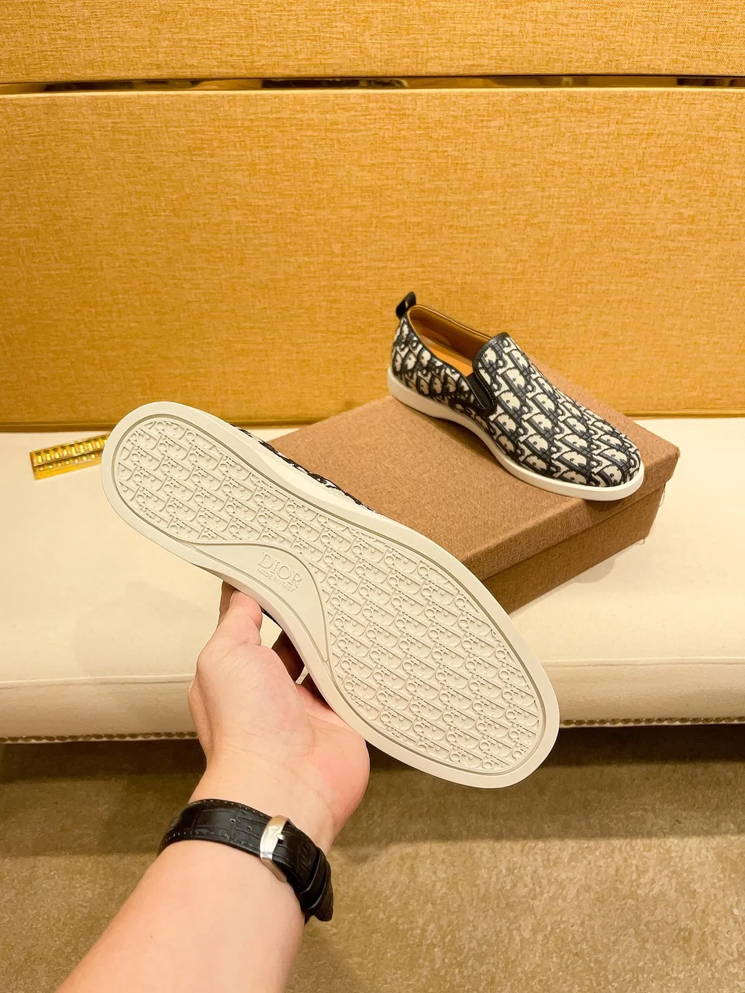 Factory price 380🔥[Dior] The latest 2024 new model is carefully crafted and set off the audience! An international brand that continues to innovate. This men's all-season casual shoe, the original version, has an all-leather upper, breathable and comfortable leather feet ➕Rubber non-slip outsole, breathable and comfortable, quality speaks for itself👄Color: two colors Size: 38-44